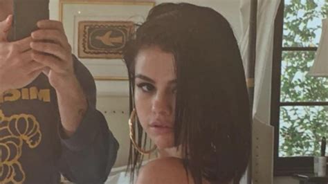 naked selena gomez|Selena Gomez Poses Nude In The Most Swoon